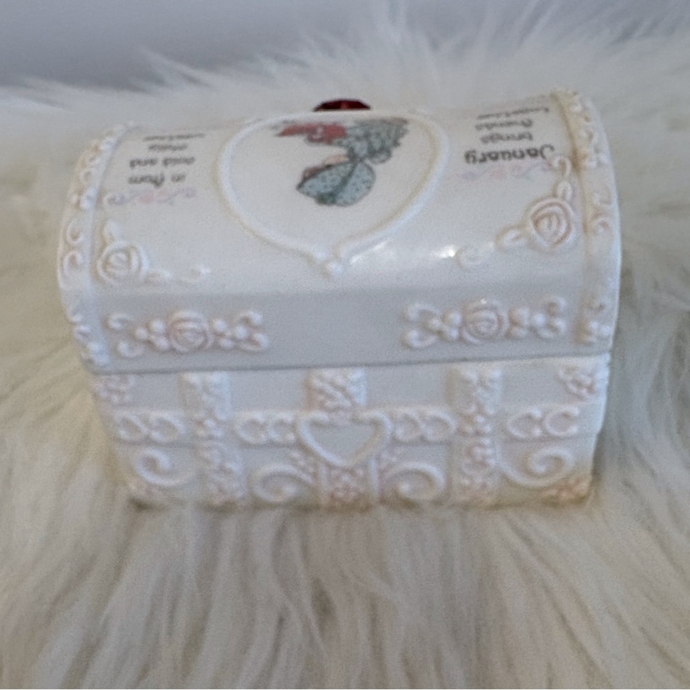 Precious Moments Collection Vintage Charming White Trinket Box with Heart Accent - Picture 7 of 9
